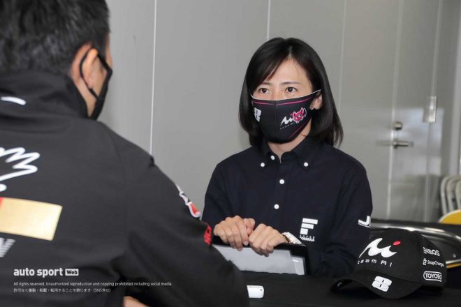野尻智紀（TEAM MUGEN）にインタビューする三浦愛さん