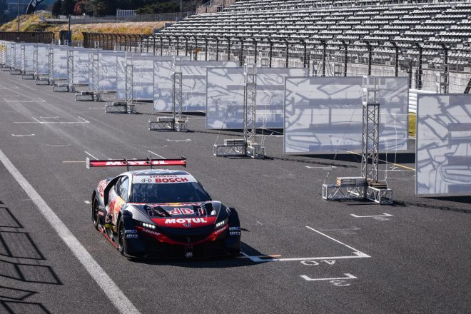 撮影では笹原右京がRed Bull MOTUL MUGEN NSX-GTのステアリングを握った