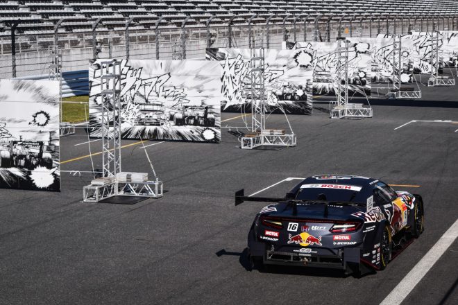 3台のレーシングマシンが轟音で疾走する様子が描かれた壁