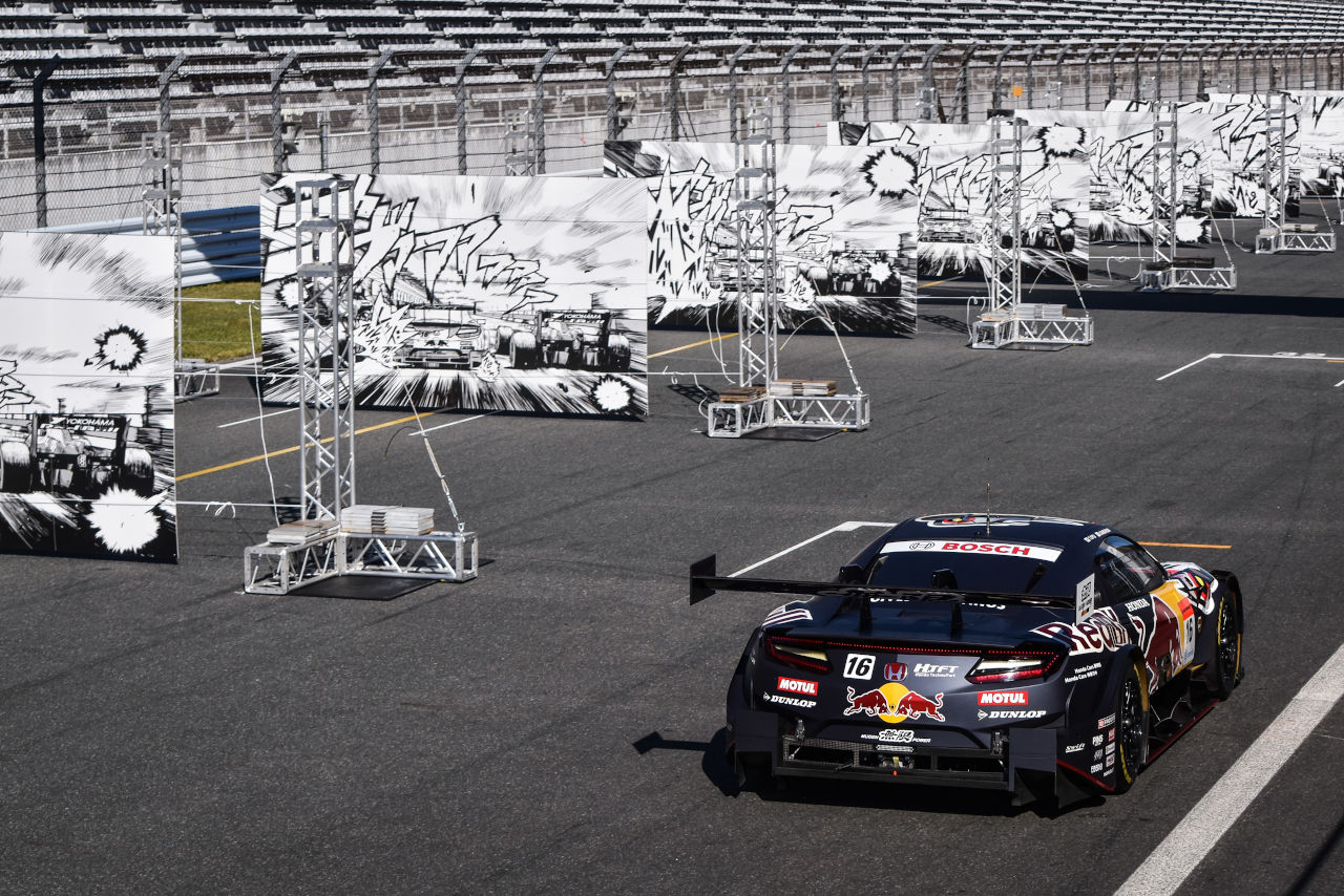 3台のレーシングマシンが轟音で疾走する様子が描かれた壁