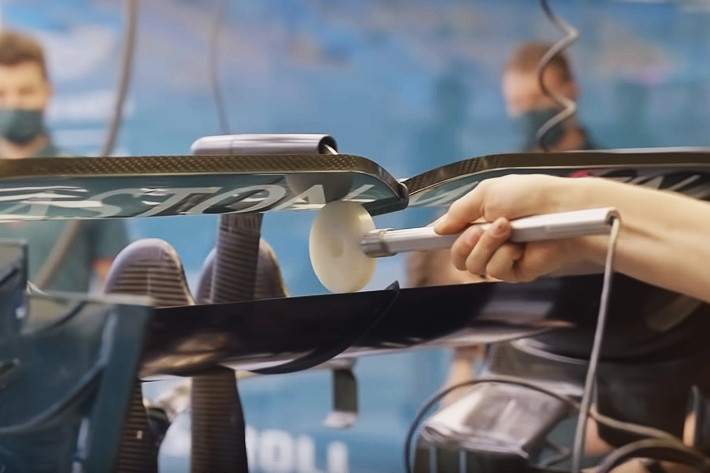 DRSの隙間のサイズをチェックするアストンマーティンF1チーム