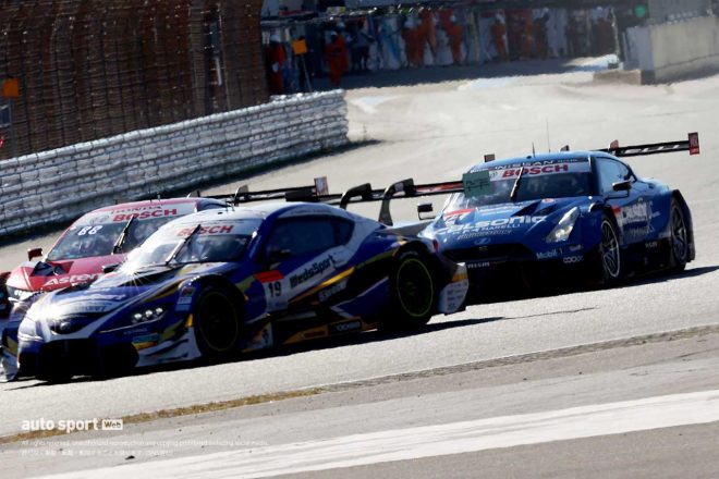 2021スーパーGT第8戦富士　スタート直後にバトルするWedsSport ADVAN GR Supra、カルソニック IMPUL GT-R、Astemo NSX-GT