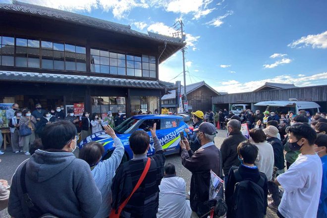 これぞ外国人がイメージする日本の道？　岐阜県恵那市の岩村を通過するラリーカー。女城主が主人公のNHK大河ドラマの舞台となった人気の観光地をラリーカーが走り、温かく歓迎されている光景は感動的だった。