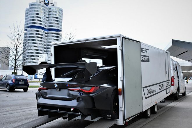 BMW M4 GT3の納車セレモニーの様子