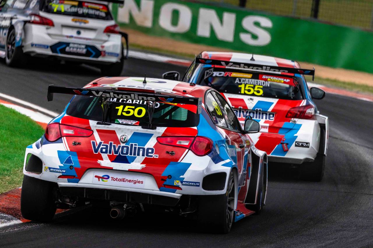 4番手発進のアーロン・キャメロン（プジョー308 TCR／中央）がジリジリとポジションを上げ、5周目には首位浮上に成功する