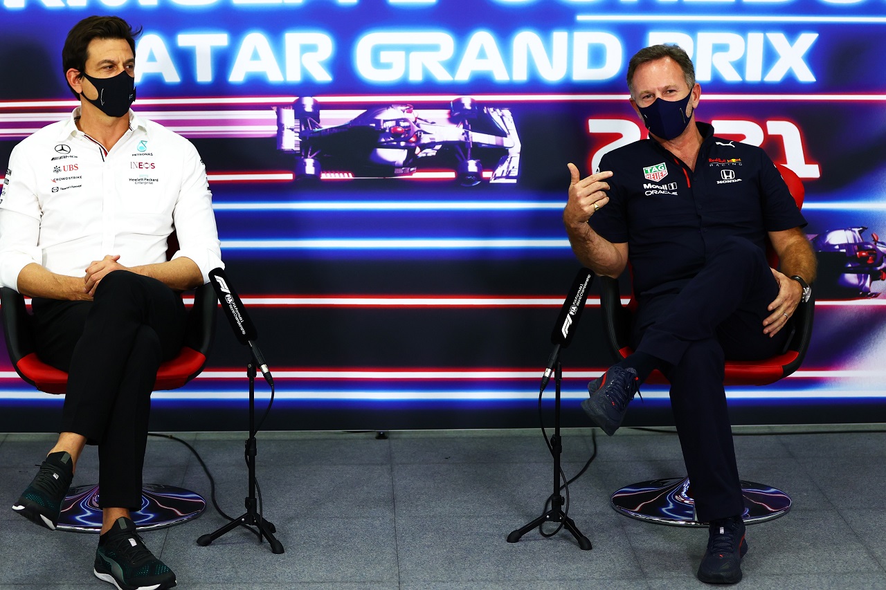 2021年F1第20戦カタールGP　クリスチャン・ホーナー（レッドブル・ホンダ代表）とトト・ウォルフ（メルセデス代表）