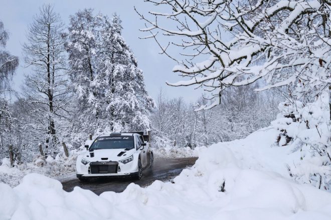 新たに登場した開発車両は外観だけでなく、内部構造も様変わりしているという