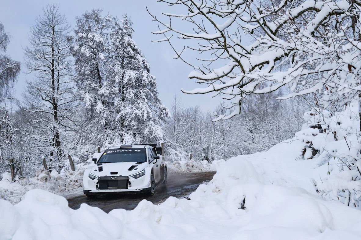 新たに登場した開発車両は外観だけでなく、内部構造も様変わりしているという