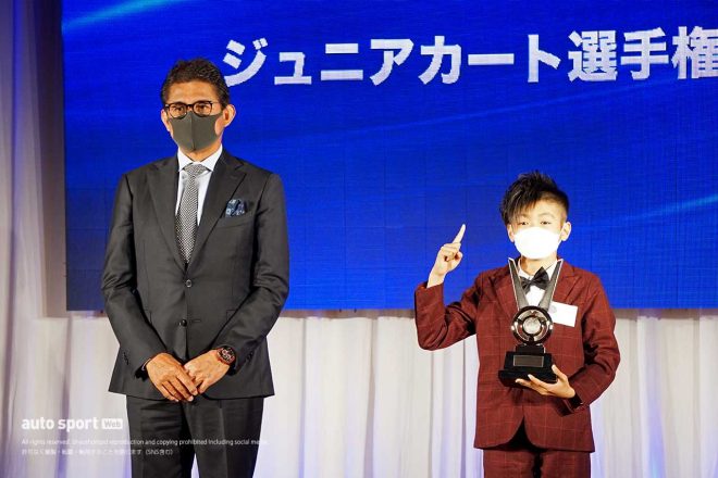 ジュニアカート選手権 FP-Jr Cadets部門チャンピオンの酒井龍太郎とプレゼンターの鈴木亜久里