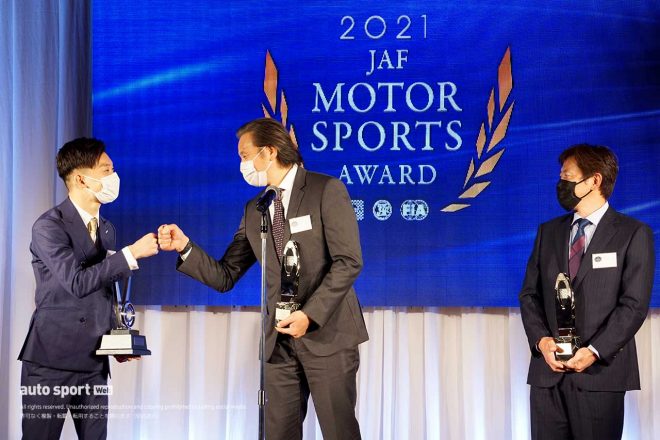 スーパーフォーミュラ・ライツの表彰では名取鉄平とトムスの山田淳監督がグータッチをかわすシーンも