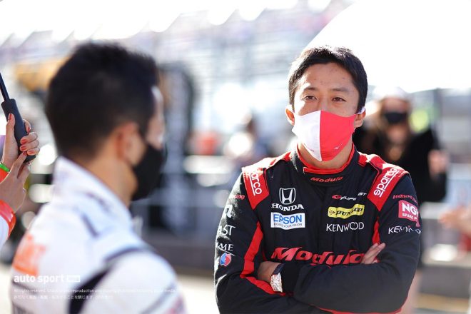 山本尚貴と話し込む伊沢拓也