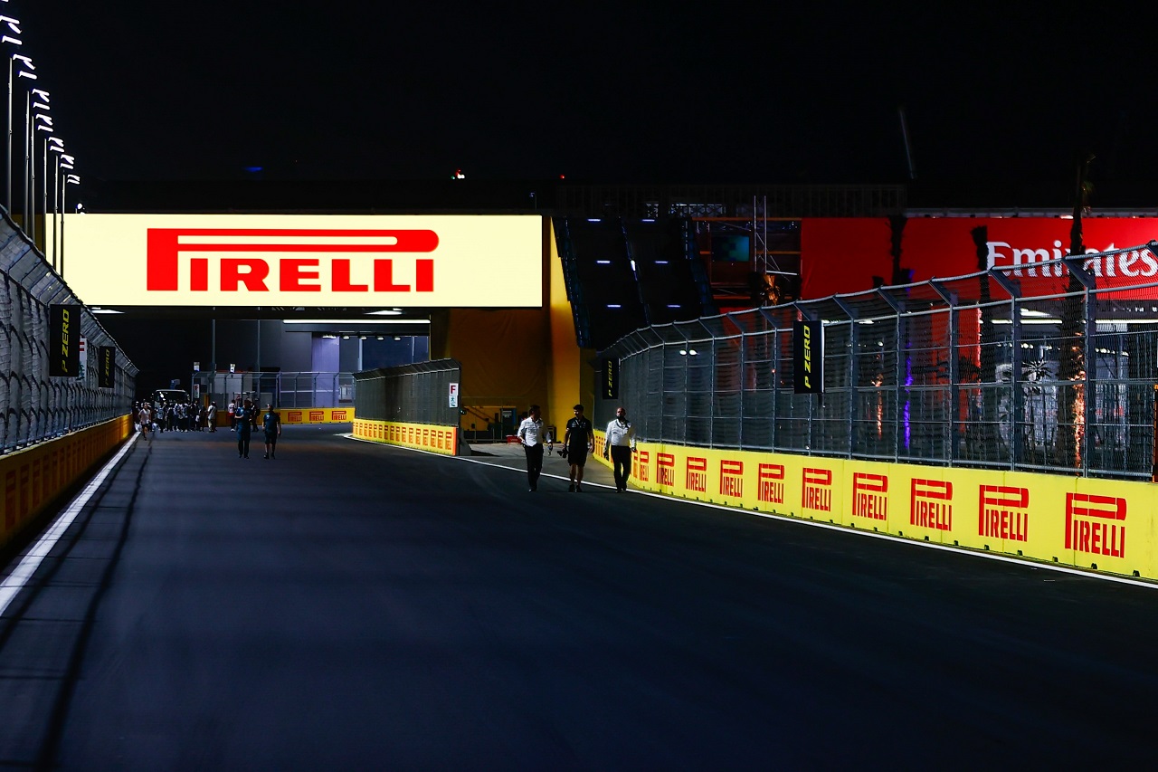 2021年F1第21戦サウジアラビアGP木曜　ジェッダ・サーキットのピレリの看板