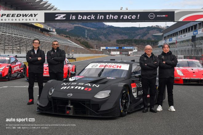 12月5日、富士スピードウェイに登場したニッサンZ GT500とグプタCOO、片桐社長、星野一義、柳田春人のふたり