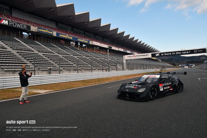 12月5日、富士スピードウェイで走行したニッサンZ GT500とロニー・クインタレッリ