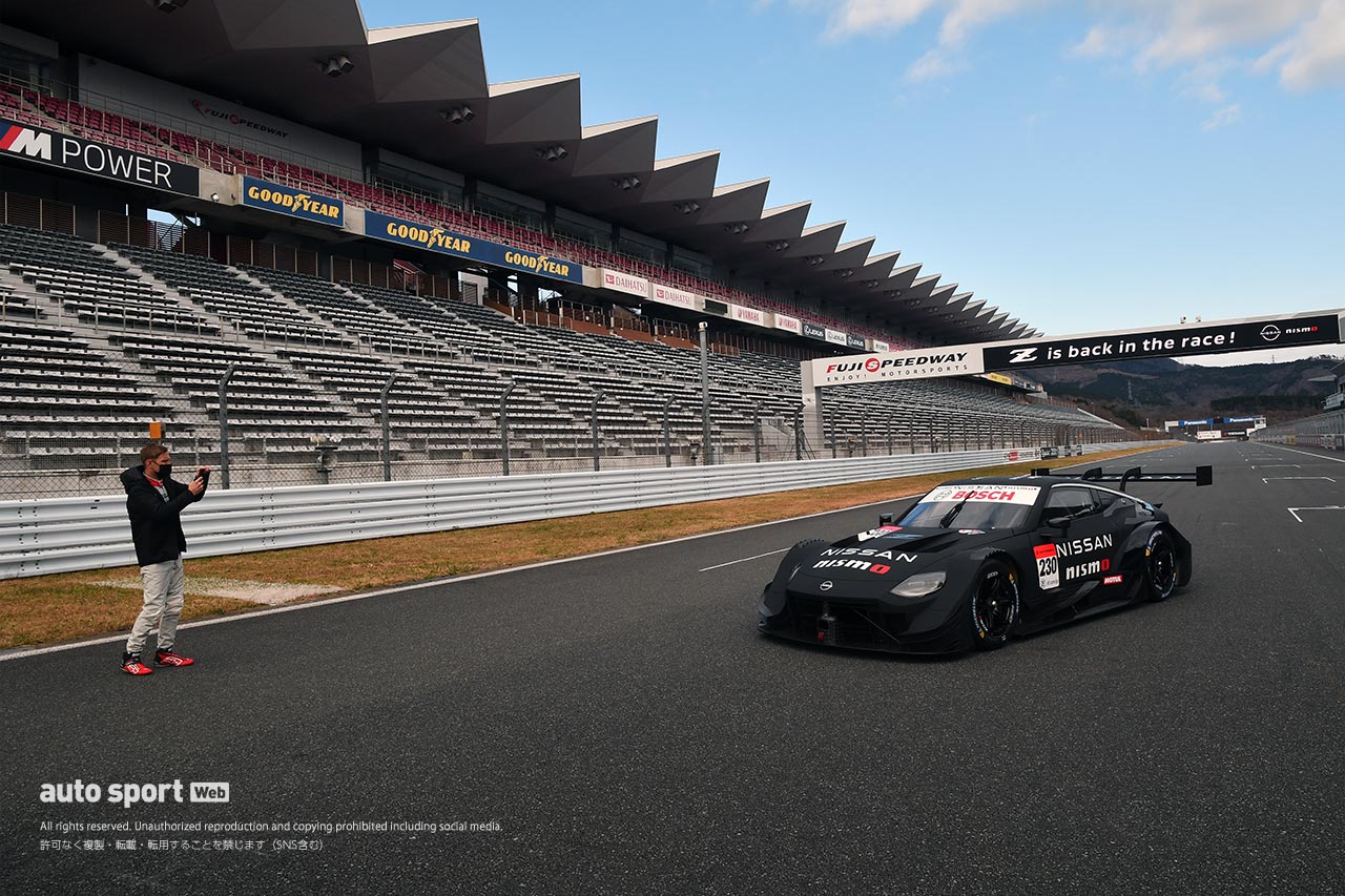 12月5日、富士スピードウェイで走行したニッサンZ GT500とロニー・クインタレッリ