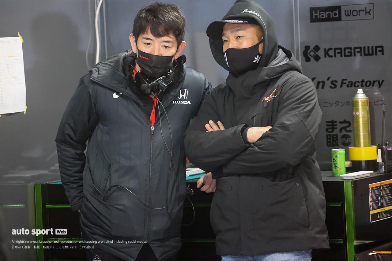 DRAGONと話し込む武藤英紀