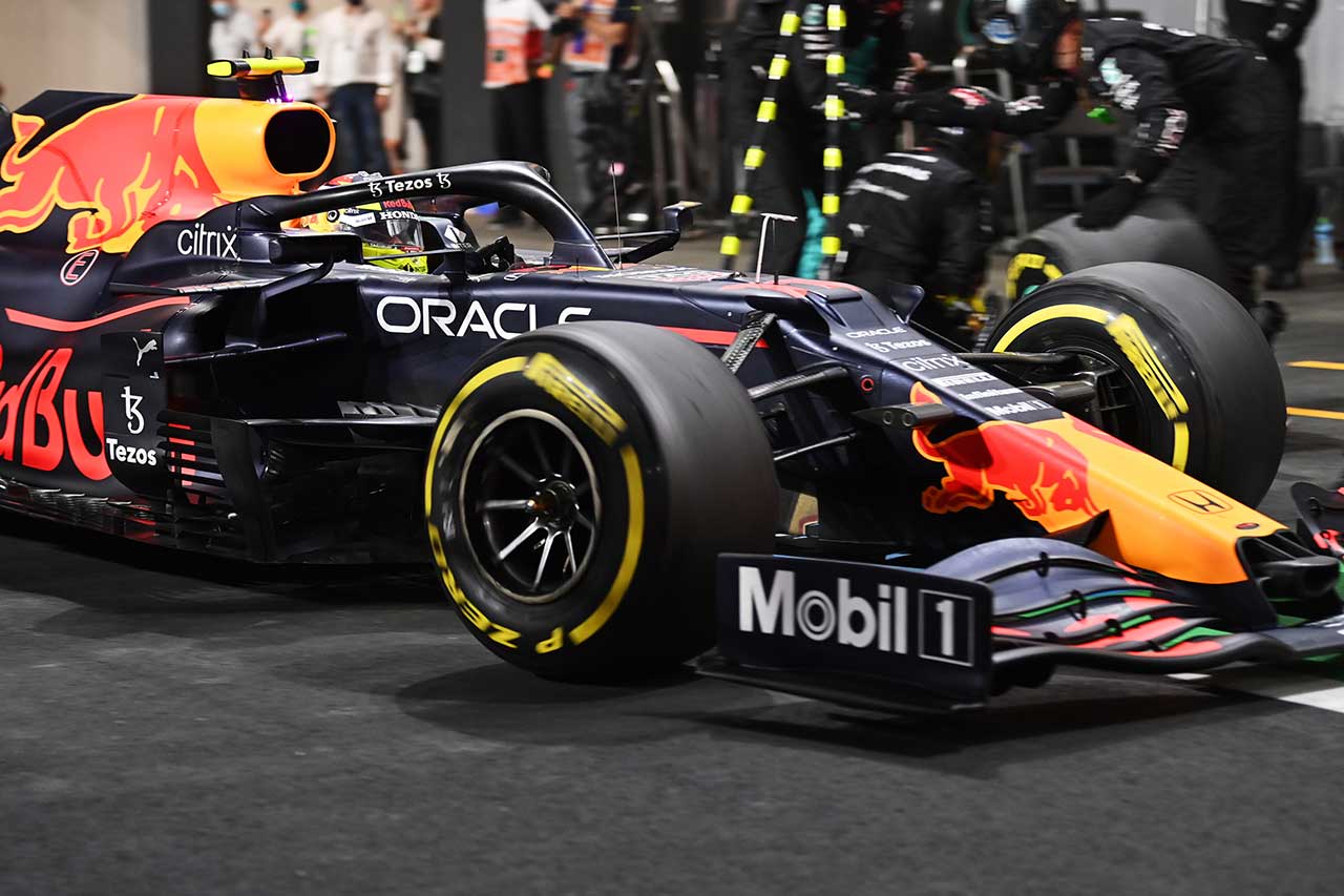 2021年F1第21戦サウジアラビアGP　ピットインするセルジオ・ペレス（レッドブル・ホンダ）