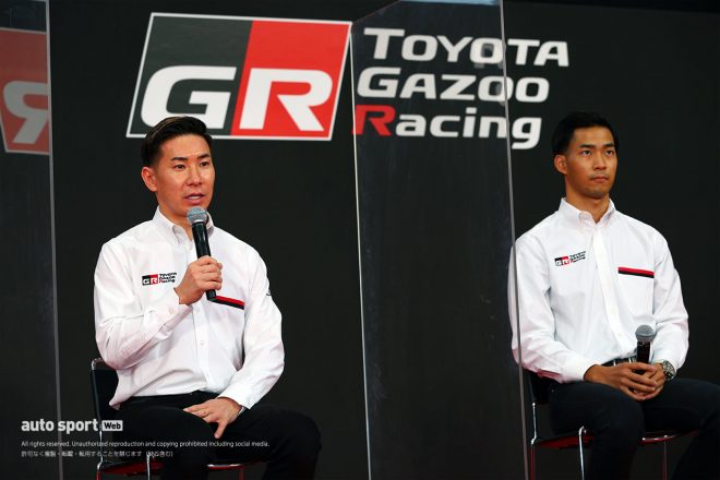 2022年トヨタ体制発表会の壇上に立つ小林可夢偉WECチーム代表兼ドライバーと、来季の参戦が発表された平川亮