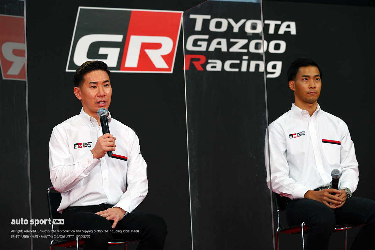 2022年トヨタ体制発表会の壇上に立つ小林可夢偉WECチーム代表兼ドライバーと、来季の参戦が発表された平川亮