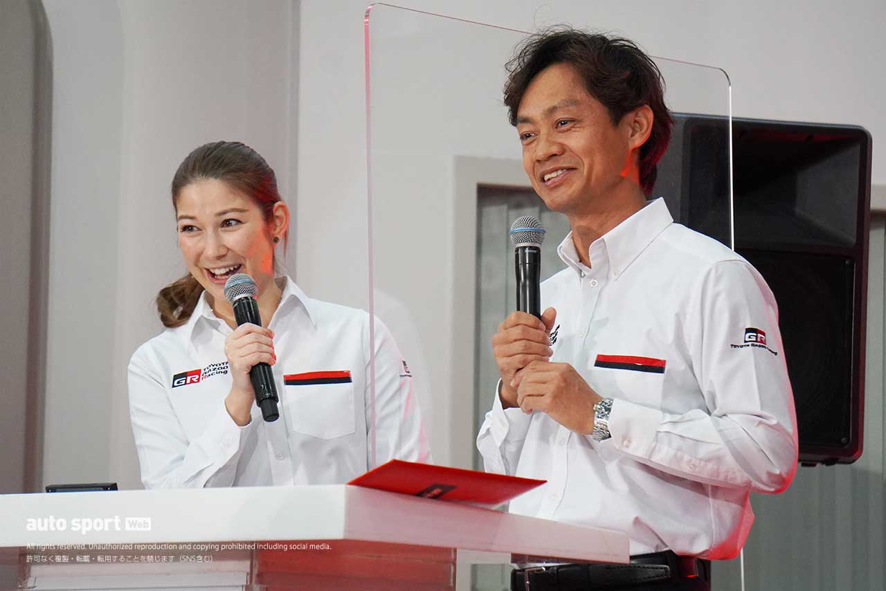 TOYOTA GAZOO Racingの2022年モータースポーツ体制発表会で司会を務めた井澤エイミーさんと脇阪寿一監督