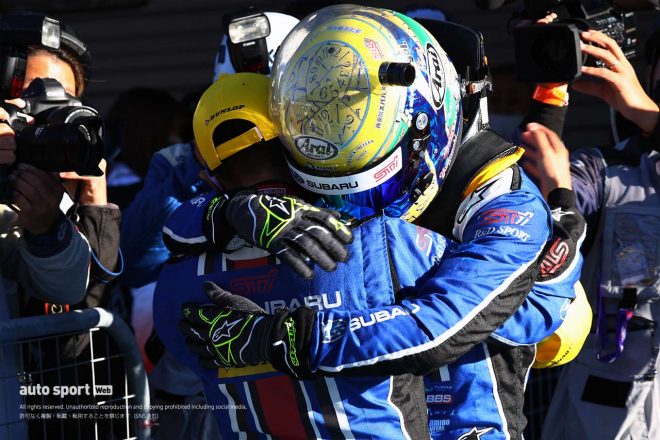 タイトルを決め、パルクフェルメで抱き合う井口卓人と山内英輝