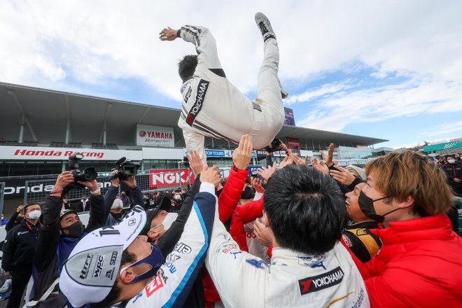 セレモニーを終え、ドライバーたちによって胴上げされる中嶋一貴