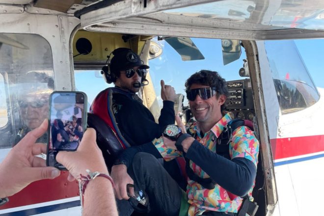 ファイナルヒートを前にチェイス・エリオット（奥）が操縦する飛行機から、トラビス・パストラーナが"スカイダイビング"で登場するド派手な一幕も