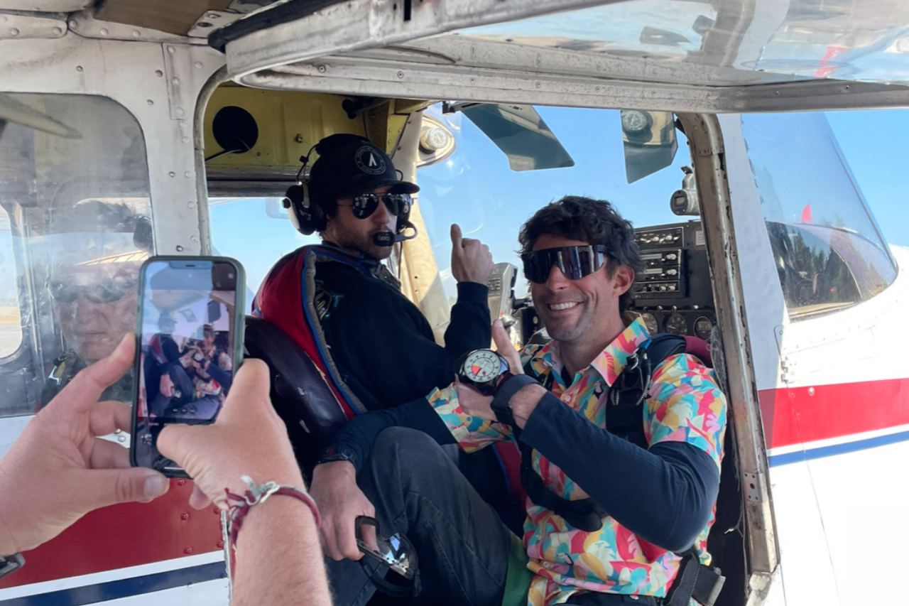 ファイナルヒートを前にチェイス・エリオット（奥）が操縦する飛行機から、トラビス・パストラーナが"スカイダイビング"で登場するド派手な一幕も