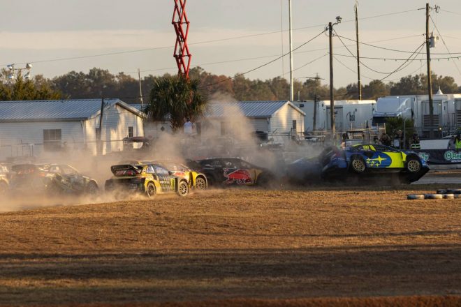 ターン1ではポールシッタースコット・スピード（#41／スバルWRX STIスーパーカー）のインサイドにパストラーナが突撃する"壁走り"も披露