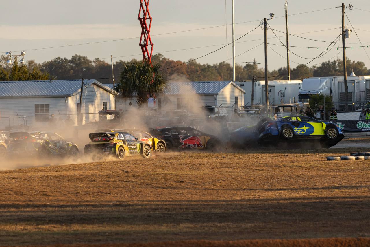 ターン1ではポールシッタースコット・スピード（#41／スバルWRX STIスーパーカー）のインサイドにパストラーナが突撃する"壁走り"も披露