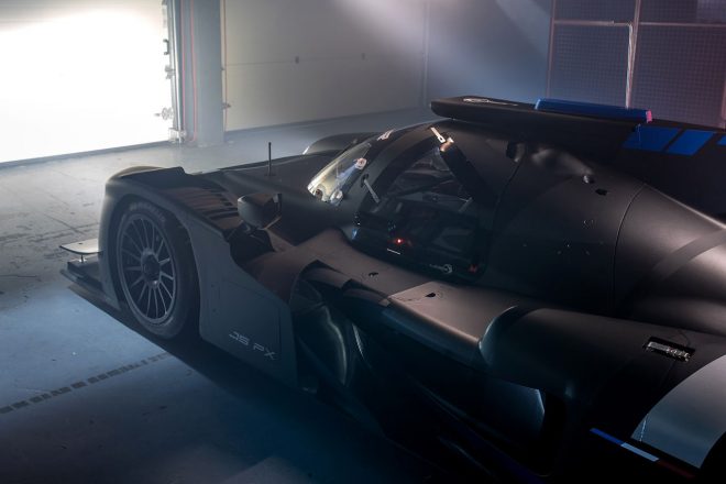 ハイパワーでありながらABSやトラクションコントロールを備え、ジェントルマンドライバーでも扱いやすいクルマになっているという