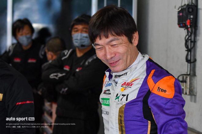 スーパーフォーミュラ鈴鹿ルーキードライバーテストで走行前、笑顔をみせる今田信宏（ B-MAX RACING TEAM）
