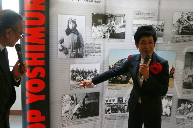 『伝承・ポップ吉村 メモリアルコーナー』のパネルを説明する森脇南海子さん