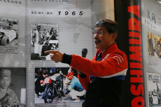 『伝承・ポップ吉村 メモリアルコーナー』のパネルを説明する吉村不二雄社長