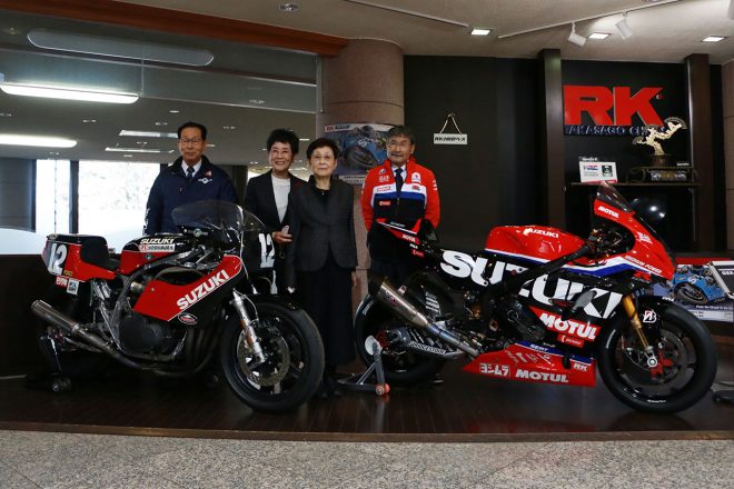 1983年のGSX1000、ヨシムラSERT MotulのGSX-R1000Rと記念撮影