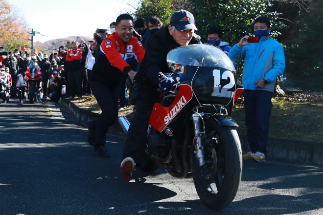 1983年のGSX1000を押し掛けするアサカワスピード代表の浅川邦夫メカニック