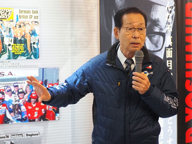 『伝承・ポップ吉村 メモリアルコーナー』のパネルを説明する森脇護社長