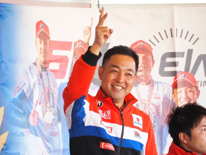 プレゼント大会でジャンケンをする加藤陽平チームディレクター（ヨシムラSERT Motul）