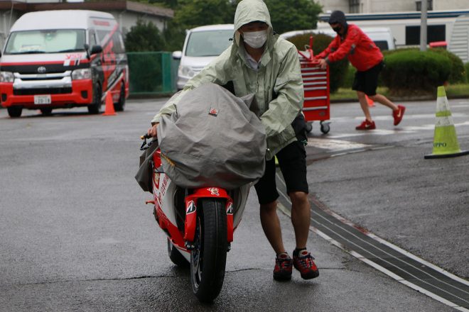 雨のなかピットまでマシンを運ぶ様子／2021年全日本ロード第4戦筑波
