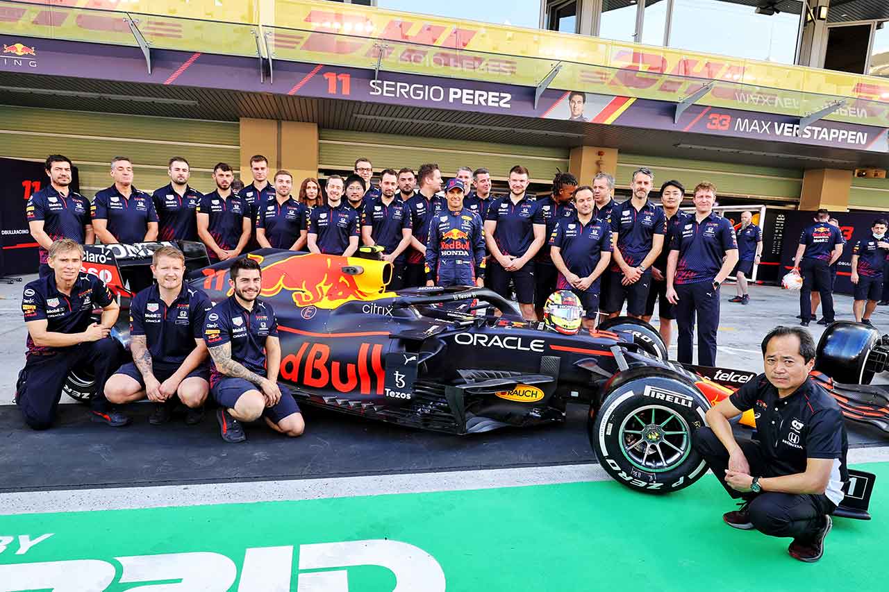 2021年F1第22戦アブダビGP　セルジオ・ペレス（レッドブル・ホンダ）とホンダF1田辺豊治テクニカルディレクター（右）