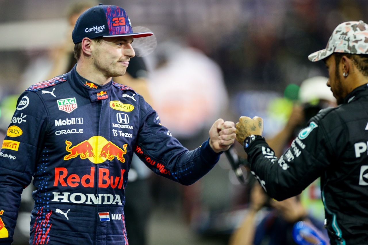 2021年F1第22戦アブダビGP　予選後に健闘を称えあうマックス・フェルスタッペン（レッドブル・ホンダ）とルイス・ハミルトン（メルセデス）