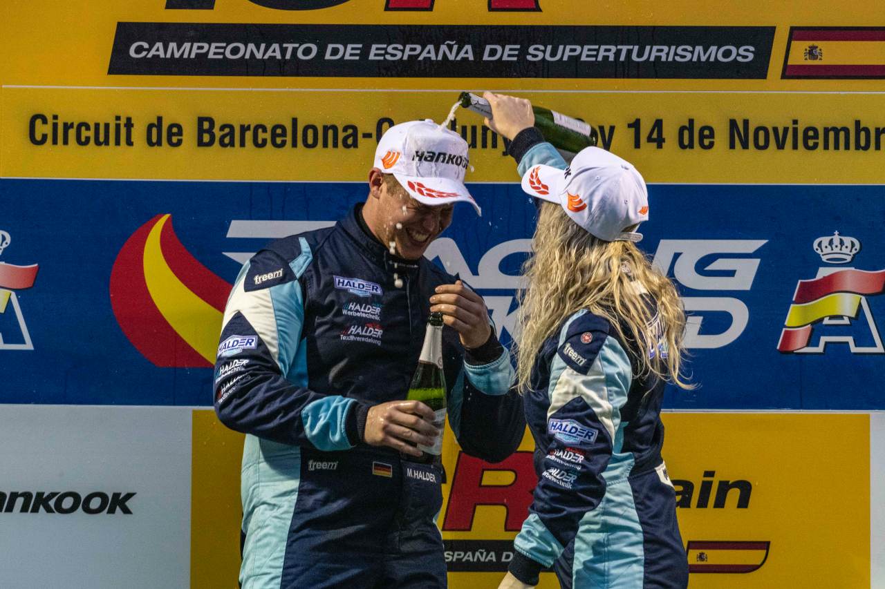 2021年のTCRスペイン＆TCRイベリコ新王者マイク・ハルダー（左）との契約を発表したTPR Motorsport（TPRモータースポーツ）