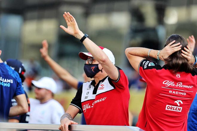 2021年F1第22戦アブダビGP　パレードで手を振るキミ・ライコネン（アルファロメオ）