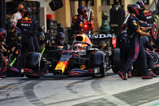 2021年F1第22戦アブダビGP　マックス・フェルスタッペン（レッドブル・ホンダ）のピットストップ