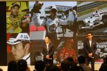 パブリックビューイングで壇上に上がる琢磨と鈴木亜久里氏