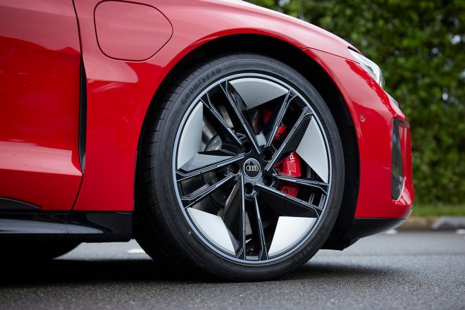 写真のホイールは21インチ・サイズで、エアロダイナミクスを考慮した造形美も見物。10ピストンのフロントキャリパーのカラーはグレーが標準だが、オプションでレッド(写真)もしくはブルーにペイントすることも可能だ。