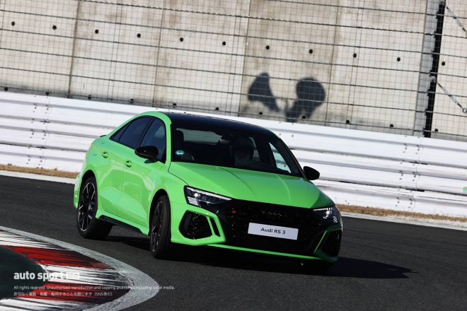 新型『Audi RS 3 Sedan』。RSのラインナップでは末弟にあたる存在だが、そのパフォーマンスはRSの名にふさわしいもの。9年連続インターナショナル・エンジン・オブ・ザ・イヤー部門賞を受賞している2.5リッター直列5気筒直噴ターボエンジンは最高出力400psを発揮する。