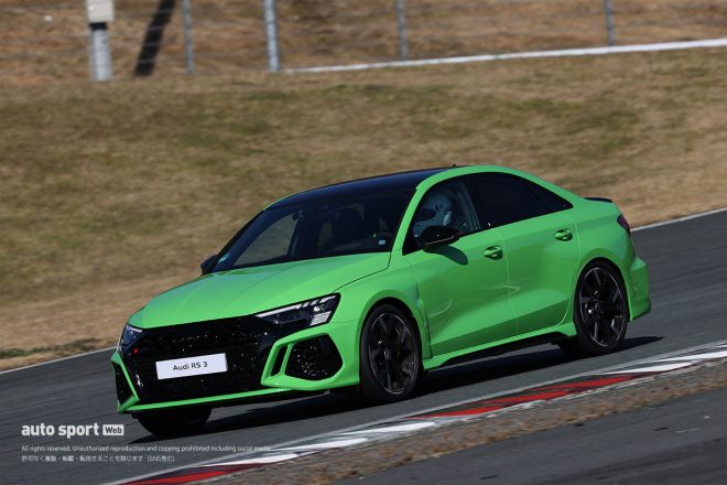 ハイグロスブラックのシングルフレームグリルが精悍さを醸し出す。先代モデルからフロントトレッドは約30mm拡大され、ホイールアーチ後方にはエアアウトレットも新設された。