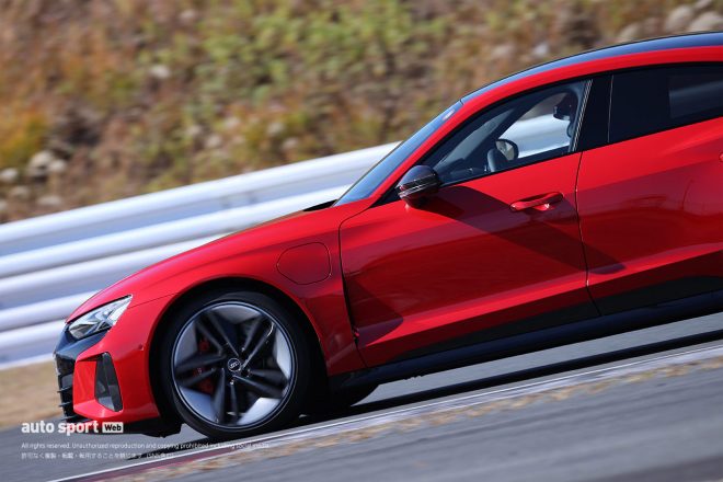 ハードブレーキング時には420mmの大径ブレーキディスクと10ピストンのブレーキキャリパー、そして回生ブレーキによって強力なストッピングパワーを発揮する。緩やかな減速時には回生ブレーキだけで制動力をまかなうが、そのフィーリングもごく自然だ。