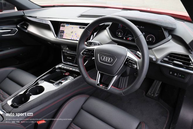 『Audi RS e-tron GT』のインテリア。ステアリングはスポーティなフラットボトムタイプで、その奥に覗くメーターは12.3インチの液晶ディスプレイを採用。ステッチ入りの本革、カーボンファイバー、アルミ、アルカンターラがふんだんに使われており、乗員に上質さを感じさせる。